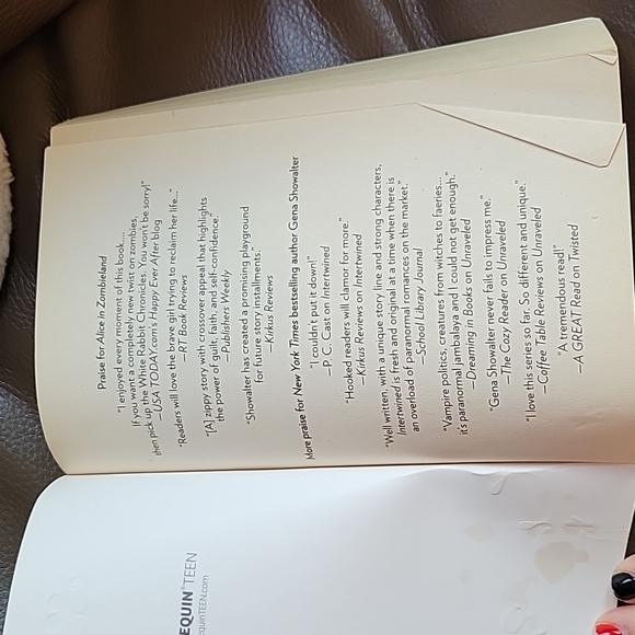 Alice In Zombieland by Gena Showalter in paperback - Picture 6 of 7